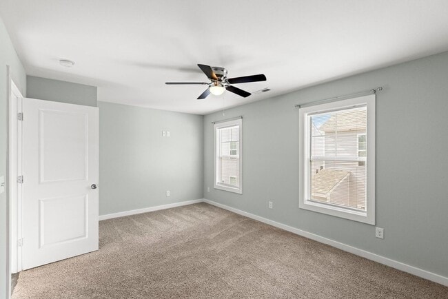 Building Photo - Move in Special!  3 Primary Bedrooms- Townhome - Community Pool/Gym