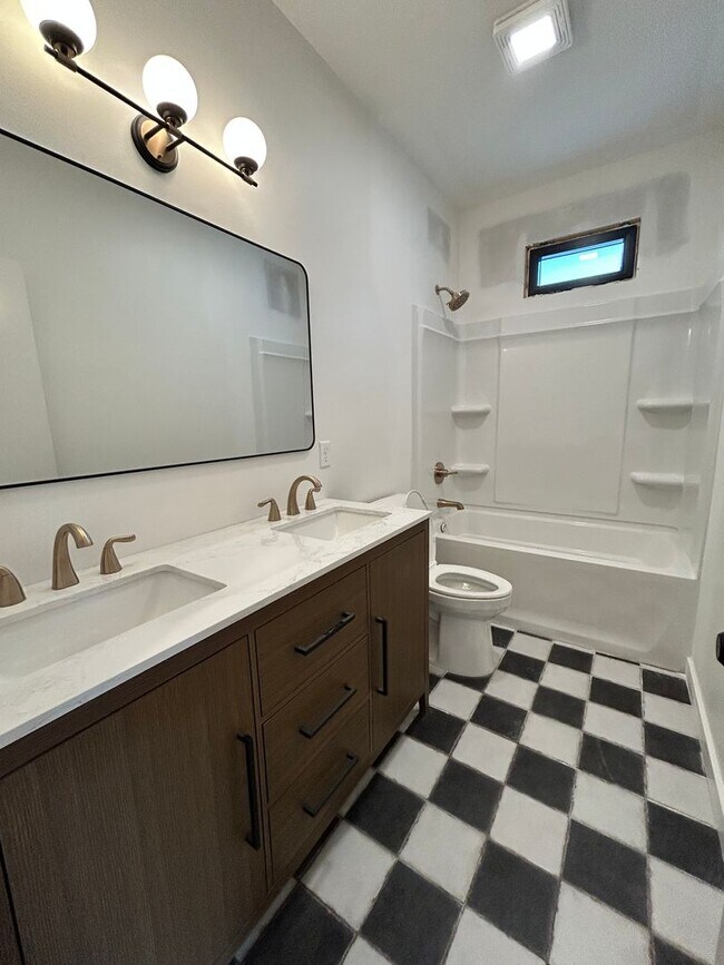 Building Photo - Beautiful New Build 3 Bed, 2.5 Bath, Home in Hixson!