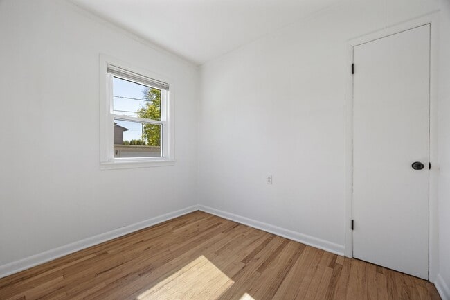 Building Photo - Well Cared for Single Family Home in Conve...