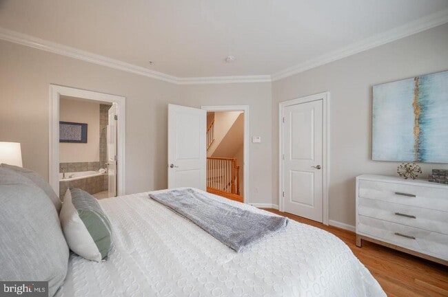 Building Photo - 420 Cook St