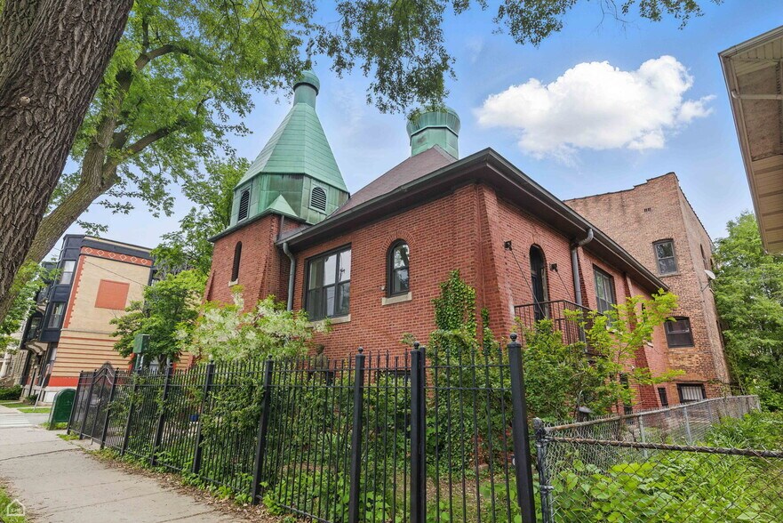 Building Photo - 1457 N California Ave