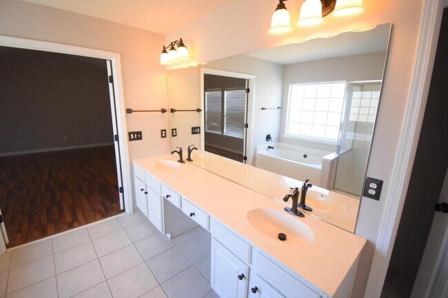 Building Photo - 6827 Braddock Ln