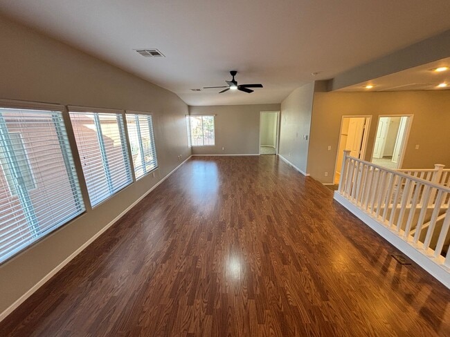 Building Photo - Gorgeous 6Bed/5Bath/4Car, 2-Story Home located in the Mountains Edge