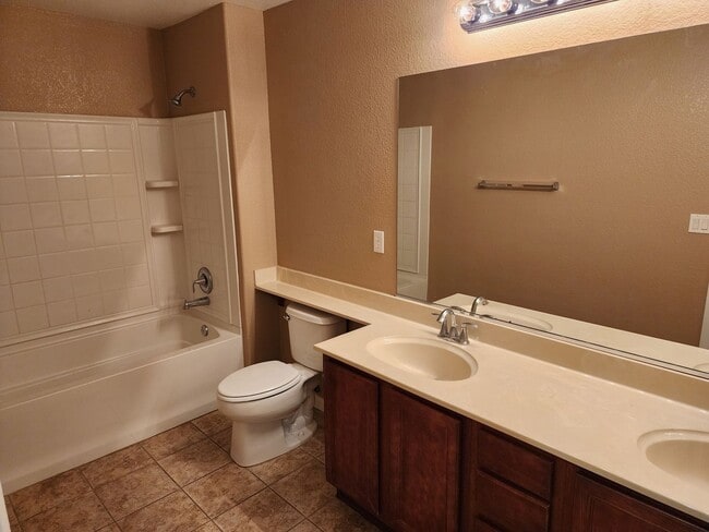 Building Photo - 4 Bedroom Home with 3 Car Garage in Dayton-Riverpark