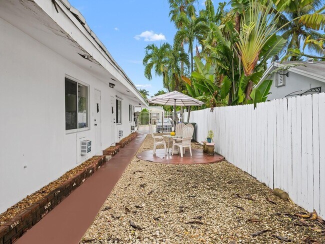 Building Photo - 1219 NE 14th Ave