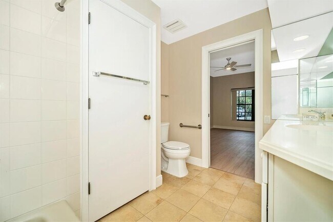 Building Photo - 7669 Fairway Woods Dr