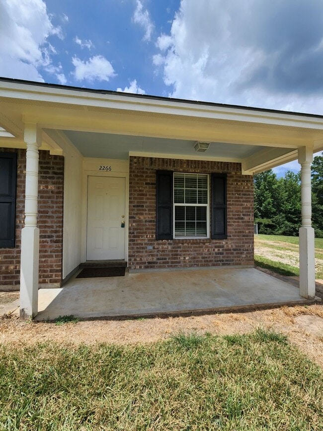 Building Photo - 3 bedroom 2 bath brick home