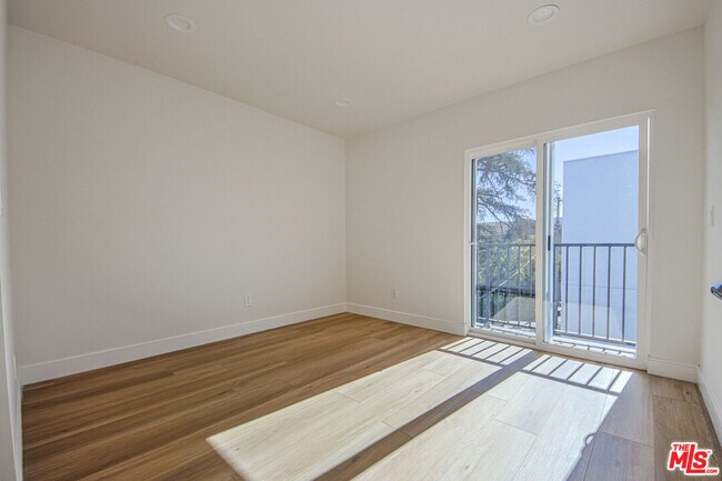 Building Photo - 10803 Kling St