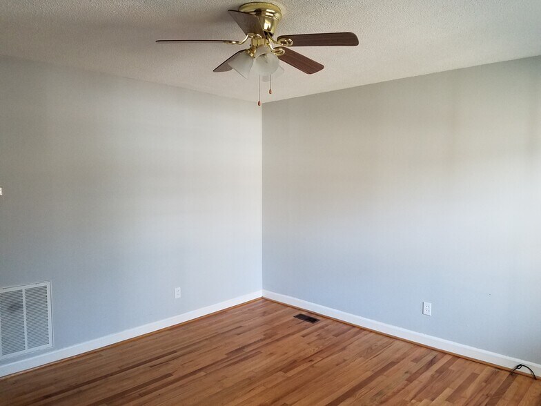 Living Room - 914 S Main St