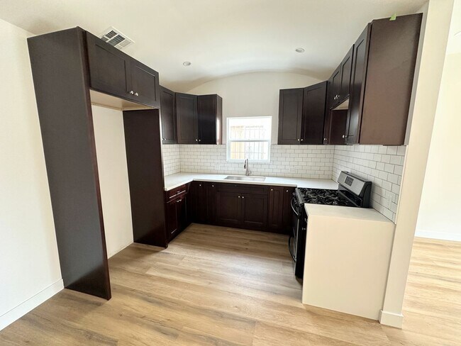 Building Photo - Front Unit, 2bd/1.5 bath with Central A/C and Heat and washer/dryer hookups