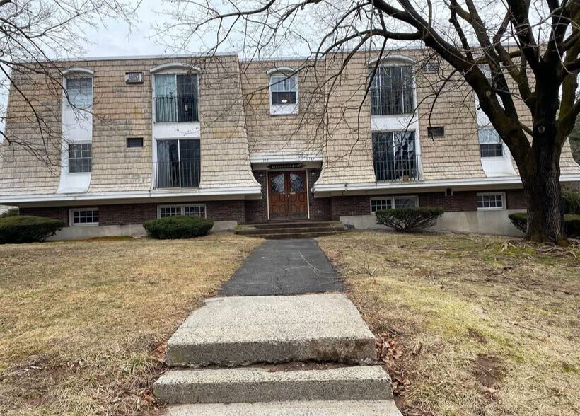 Building Photo - 1172 Middle Turnpike W