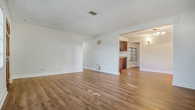Building Photo - 5219 Bonnie Brae Cir