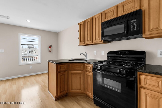 Building Photo - 209 Bay Ave