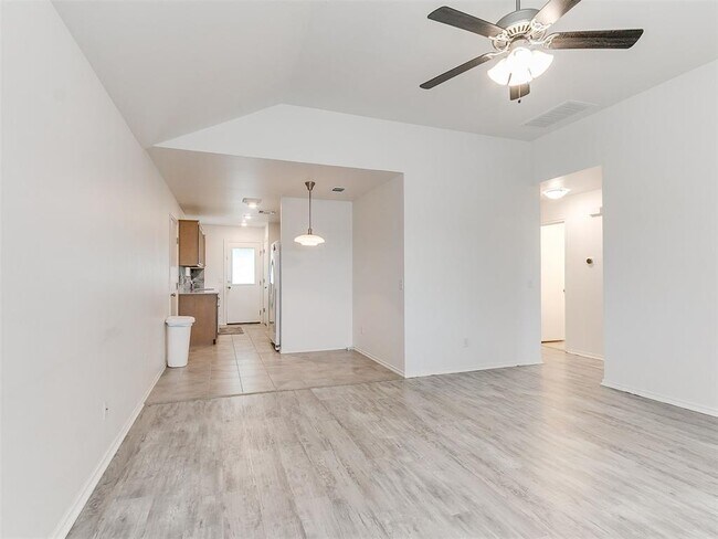 Building Photo - 906 Butterfly Wy