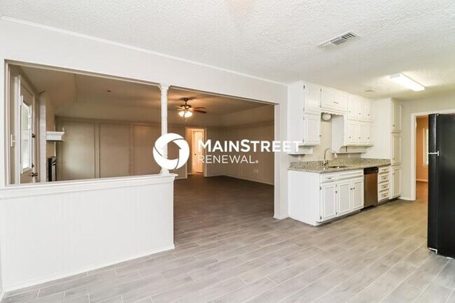 Building Photo - 4 Bedroom Pet-Friendly Home in North Richl...