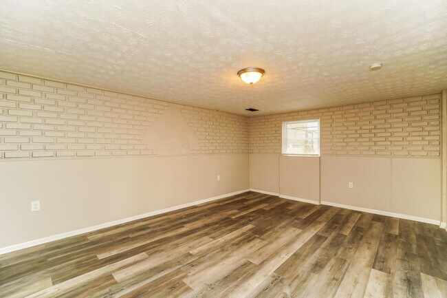 Building Photo - 3179 Latonia Rd