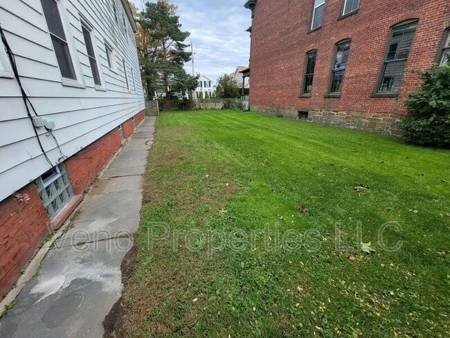 Building Photo - 1813 3rd Ave