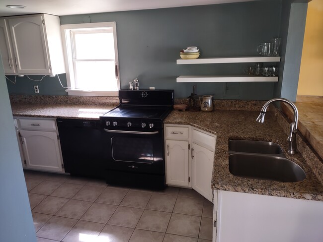 Building Photo - Nana's House