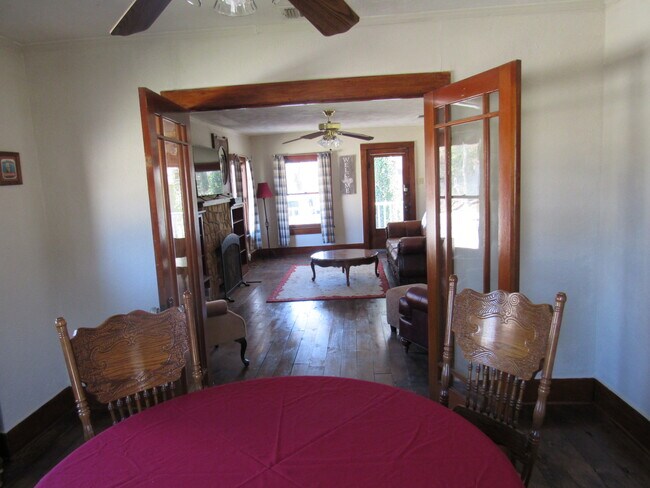 Building Photo - 206 E Columbia St