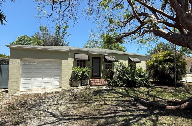 Building Photo - 2321 SW 31st Ave