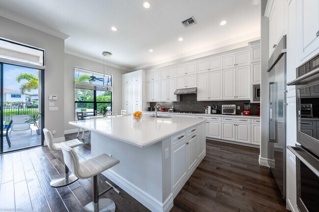 Building Photo - 9368 Eden Roc Ct