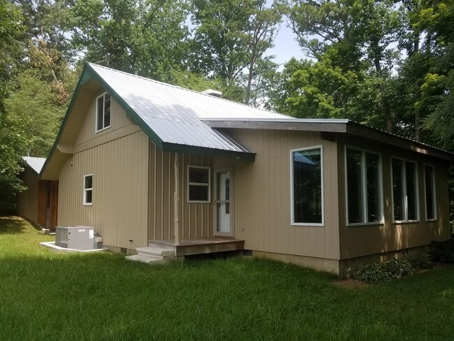 Building Photo - Beautiful Country Cabin