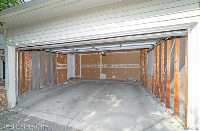 Building Photo - 5652 Drake Hollow Dr E