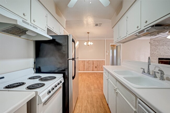 Building Photo - 4739 Parkland St