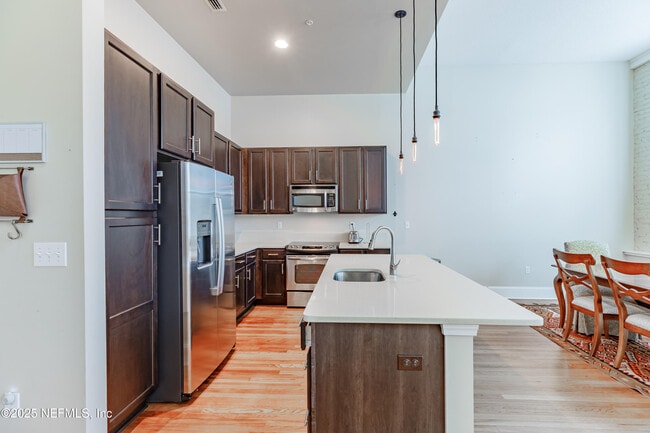 Building Photo - 2525 College St