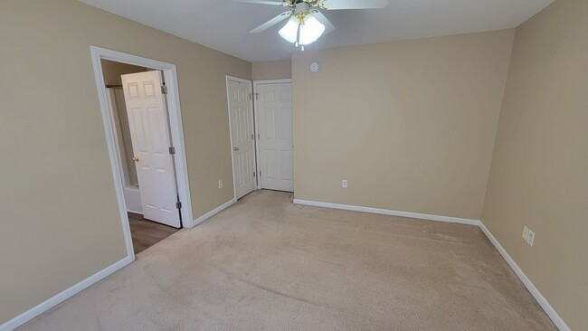 Building Photo - AVAILABLE NOW, $825 OFF FIRST FULL MONTH O...