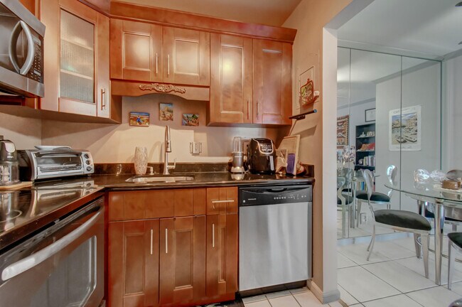 Building Photo - 170 Cypress Club Dr