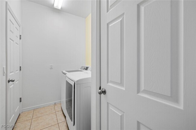 Building Photo - 1322 SW 22nd Ave