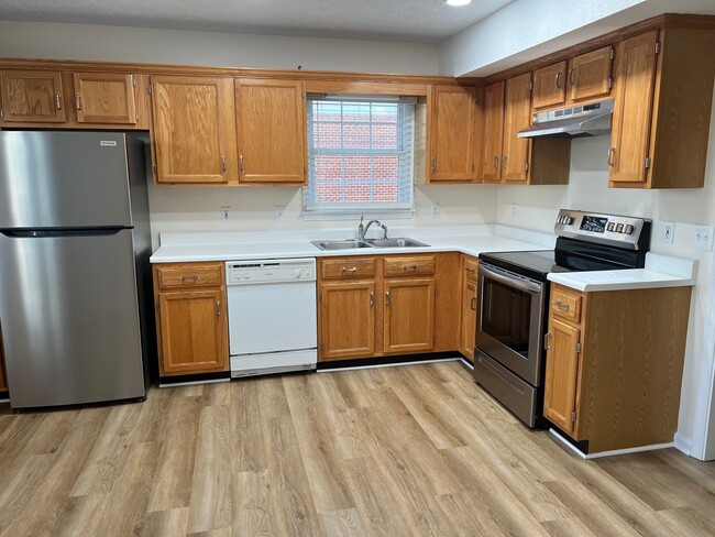 Kitchen - Holly Run Apartments