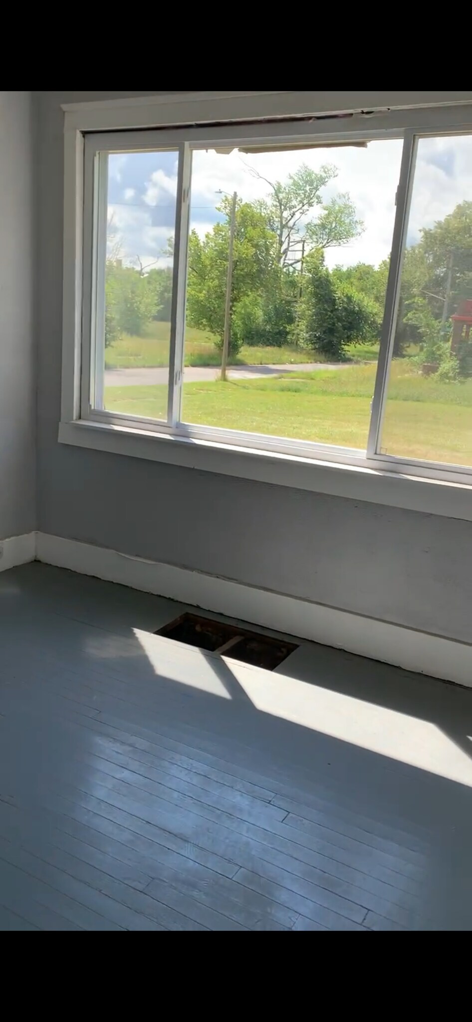 Building Photo - 9845 Belleterre St