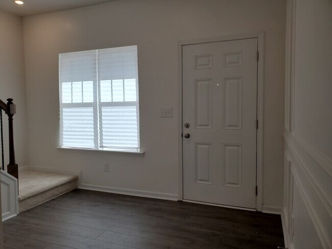 Building Photo - 2 Bedroom, 2.5 Baths End unit Townhome located in Townes at University East