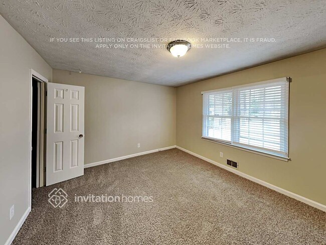 Building Photo - 4141 Hickory Dr