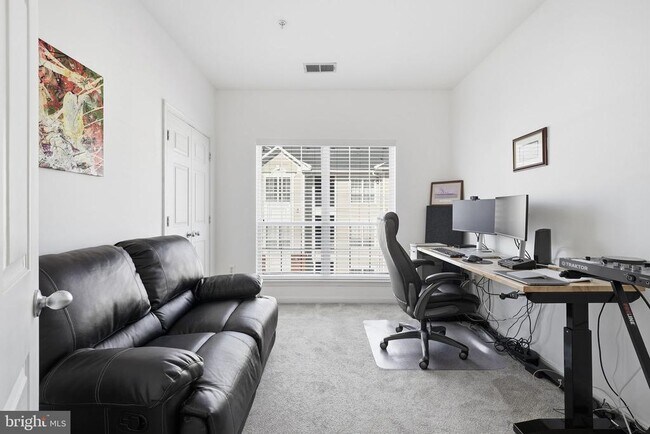 Building Photo - 4852 Eisenhower Ave