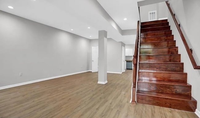 Building Photo - Beautifully Updated Townhome