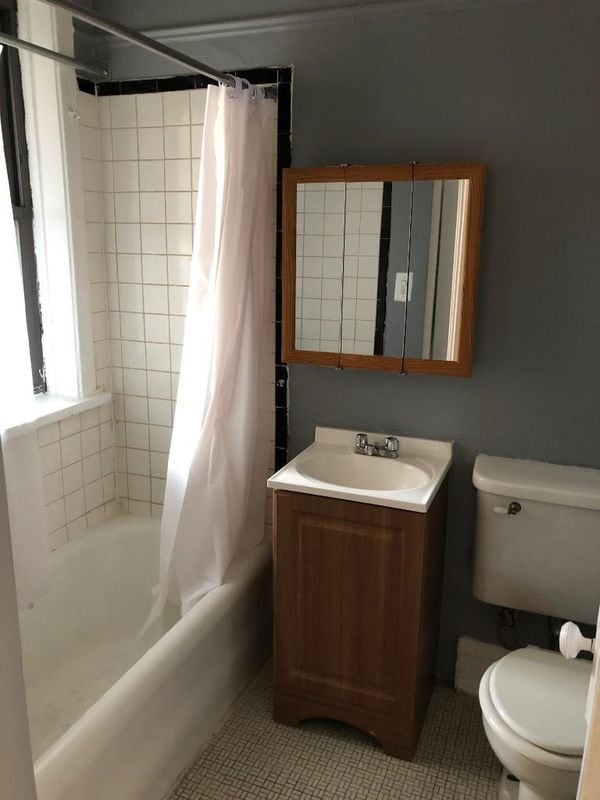 Building Photo - 6364 N Hermitage Ave