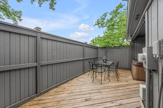 Building Photo - 500 Laketower Dr