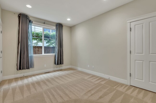 Building Photo - Must see in beautiful Redmond neighborhood