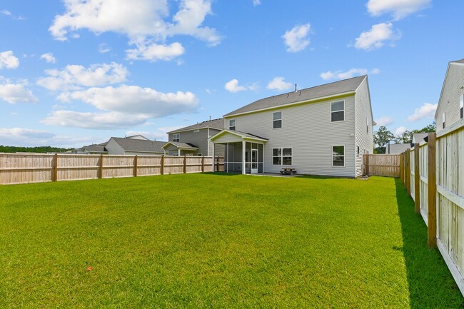 Building Photo - Charming Home