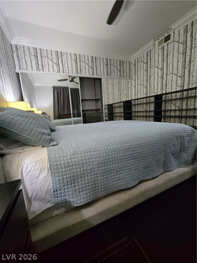 Building Photo - 220 E Flamingo Rd