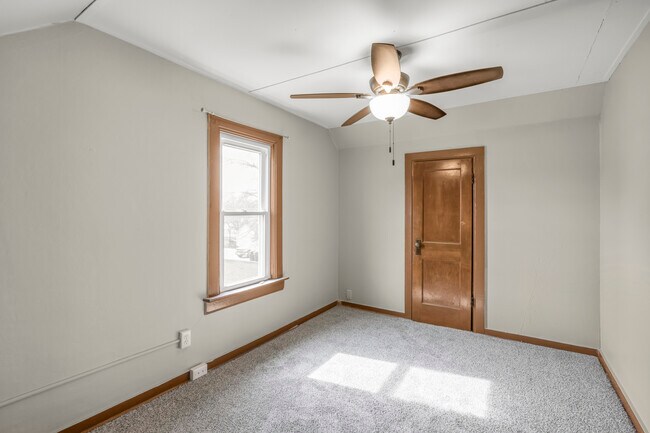 Building Photo - 521 Main St E