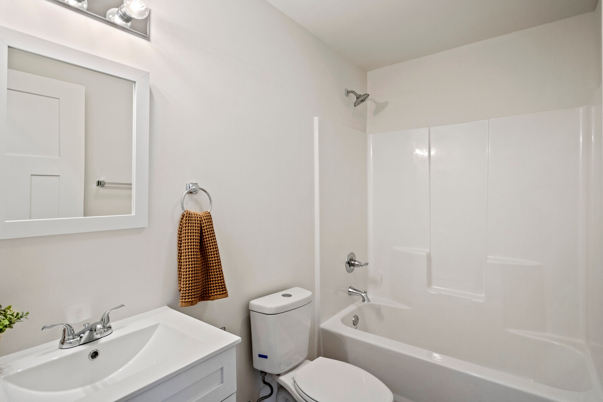 Guest bathroom w/ Tub - 7219 Howard Bennett Way