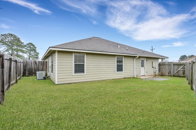 Building Photo - Rare Three Bedroom Two Bath Duplex in Willis