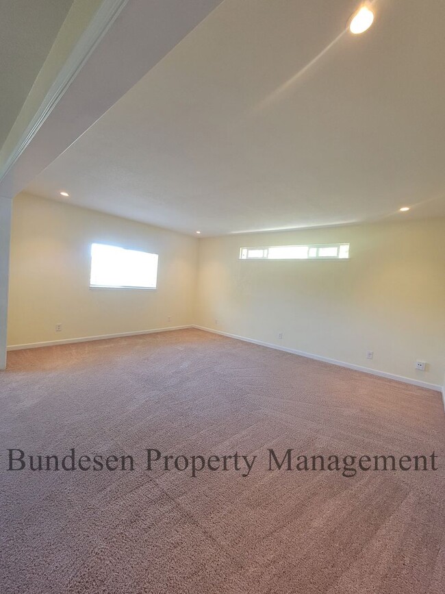Building Photo - 5 Bedrooms  Desirable Westside Petaluma !