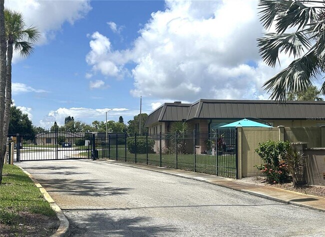 Building Photo - 4211 Stratford Dr