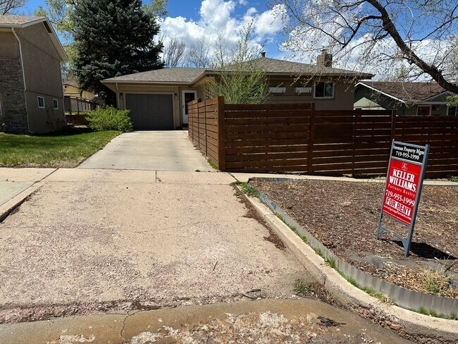 Primary Photo - Cozy Rancher In The Addisons!