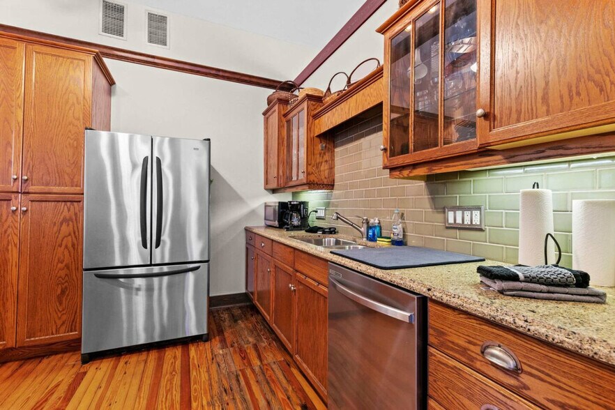 Building Photo - 204 NE 3rd Ave